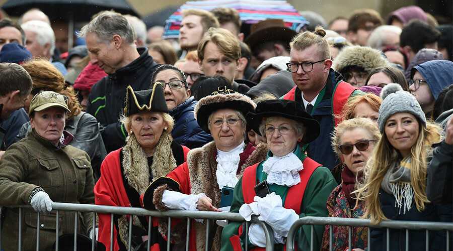 İngiltere Kralı III. Charles ve eşi Camilla'ya yumurtalı fırlatıldı!