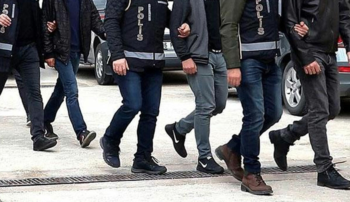 Sosyal medya üzerinden milyonlarca liralık vurgun yapan dolandırıcılara darbe! Dev operasyonda 47 gözaltı Sosyal medya üzerinden milyonlarca liralık vurgun yapan dolandırıcılara darbe! Dev operasyonda 47 gözaltı