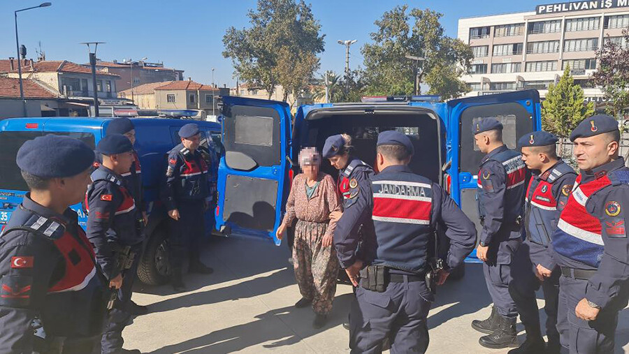 Babasını döverek öldüren kadın tutuklandı! Babasını döverek öldüren kadın tutuklandı!