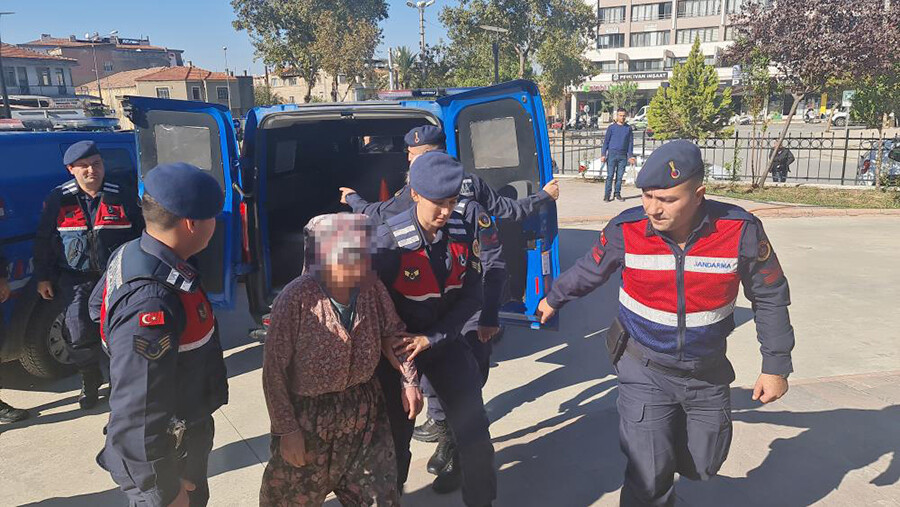 Babasını döverek öldüren kadın tutuklandı! Babasını döverek öldüren kadın tutuklandı!