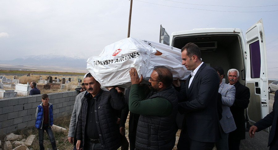 Acı veda: Kuduz sebebiyle ölen küçük Mustafa son yolculuğuna uğurlandı