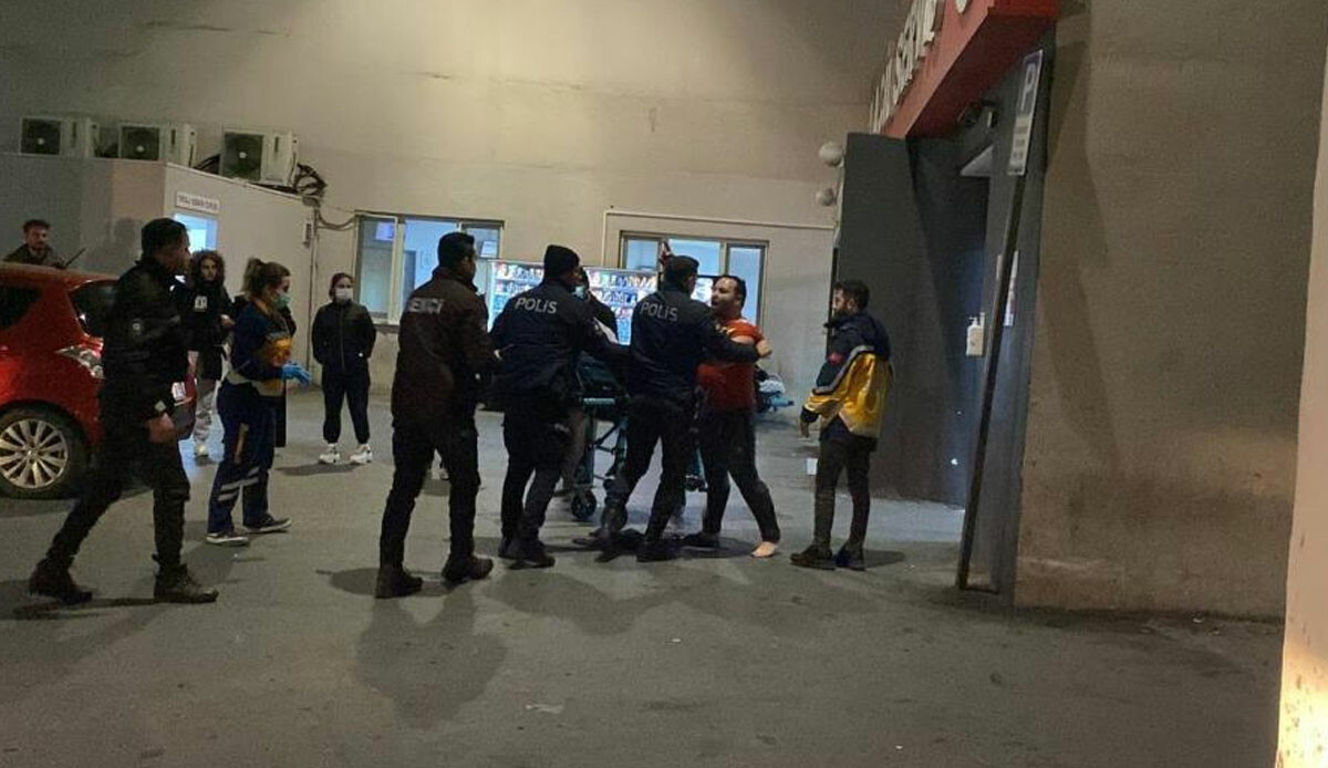 Denize düşen şahıstan pes dedirten hareket! Sedyeden inerek gazetecilere saldırdı