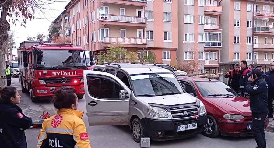 Akılalmaz kaza! İki araç arasına sıkışarak hayatını kaybetti Akılalmaz kaza! İki araç arasına sıkışarak hayatını kaybetti