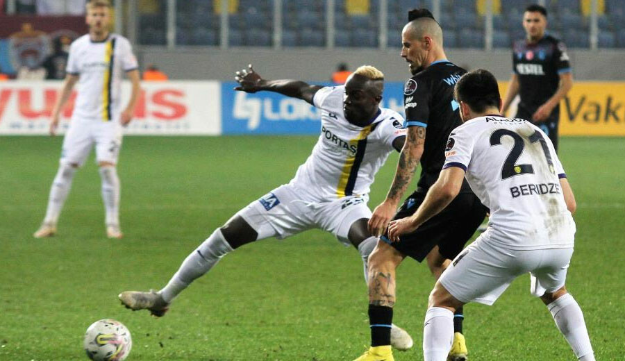 Trabzonspor zirveden 1-1 uzaklaşıyor! Ankaragücü evinde golü yedi, teslim olmadı Trabzonspor zirveden 1-1 uzaklaşıyor! Ankaragücü evinde golü yedi, teslim olmadı