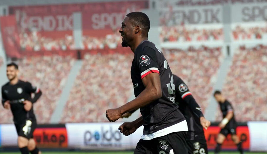 Erzurumspor FK Adanaspor karşısında 3 puanı 3 golle aldı, kanamayı durdurdu
