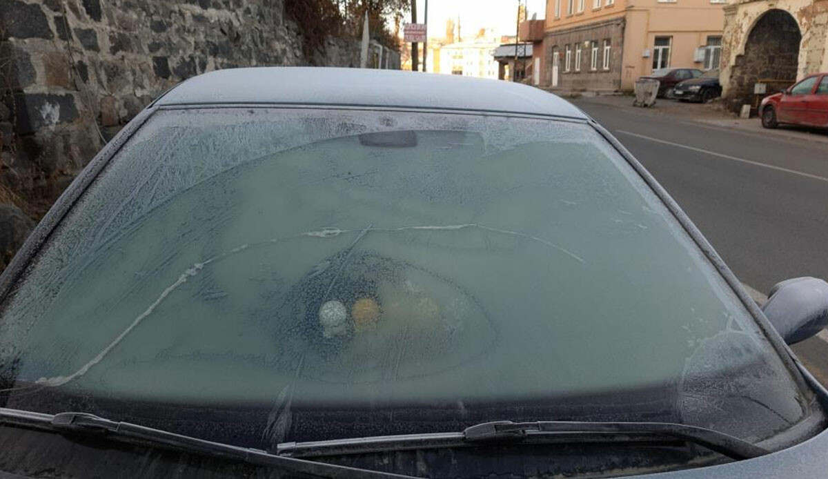 Kars’ta termometreler eksi 9’u gördü, arabaların camları dondu