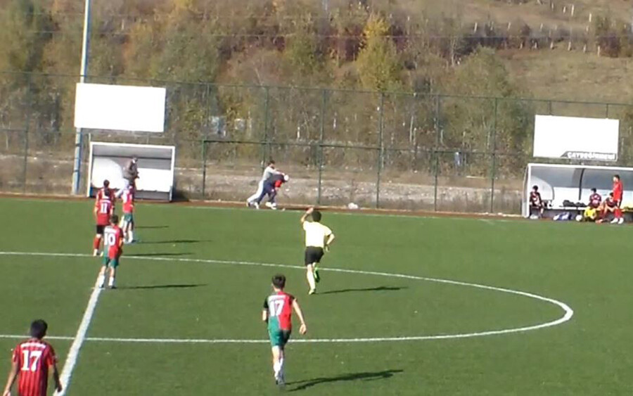 U-14 maçında antrenörler yumruk yumruğa kavga etti U-14 maçında antrenörler yumruk yumruğa kavga etti