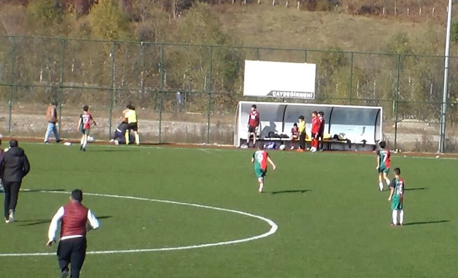 U-14 maçında antrenörler yumruk yumruğa kavga etti U-14 maçında antrenörler yumruk yumruğa kavga etti