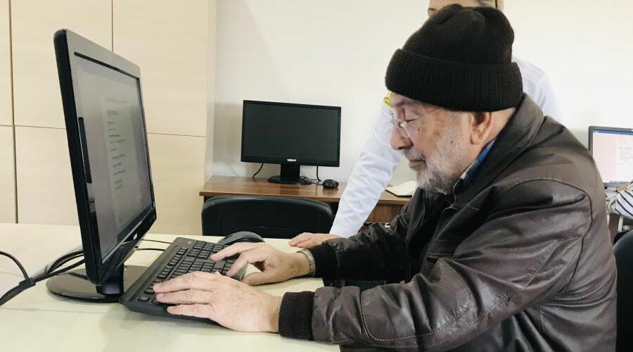 Torunlarından merak sardı... Bilgisayar oyunu oynamak için 70 yaşında kursa yazıldı