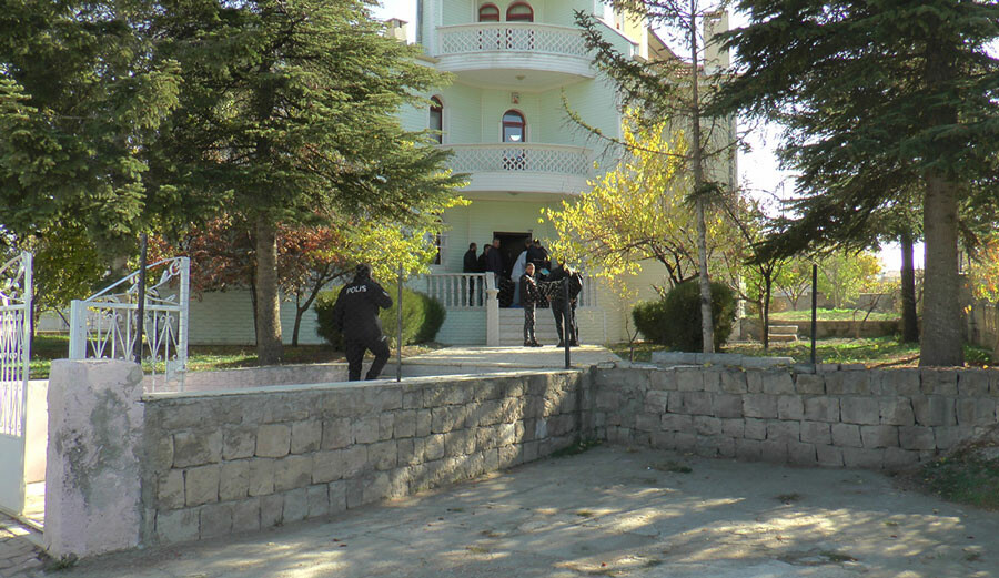 Kayseri'de baltalı cinayet! Yengesini katletti, ağabeyi kalp krizi geçirdi Kayseri'de baltalı cinayet! Yengesini katletti, ağabeyi kalp krizi geçirdi