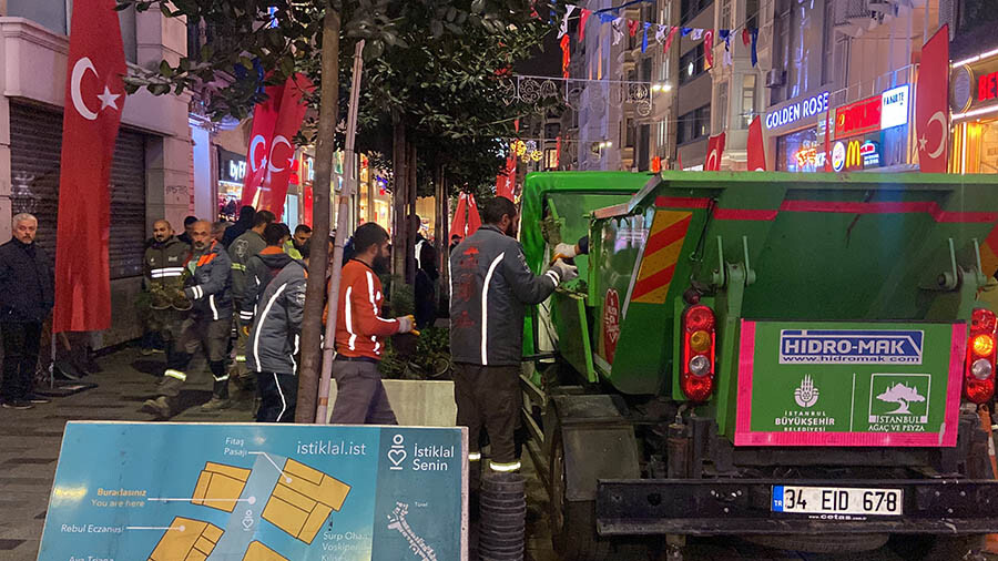 İstiklal Caddesi'nden ağaçlar sökülüyor İstiklal Caddesi'nden ağaçlar sökülüyor