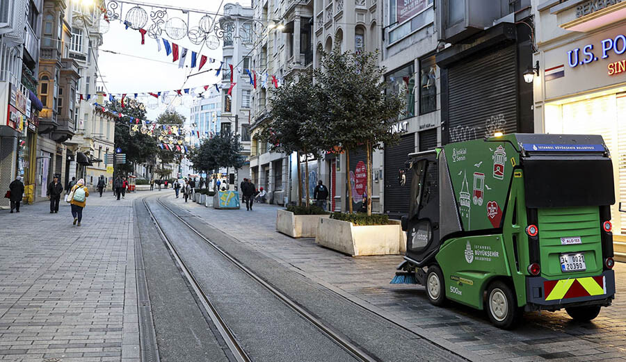 İstiklal Caddesi'nden ağaçlar sökülüyor İstiklal Caddesi'nden ağaçlar sökülüyor