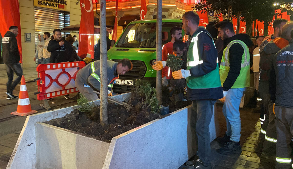 İstiklal Caddesi&#039;nden ağaçlar sökülüyor