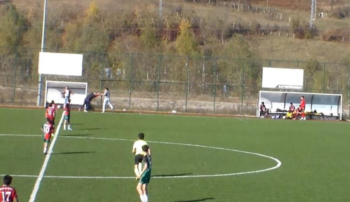 U-14 maçında antrenörler yumruk yumruğa kavga etti