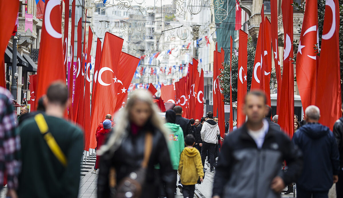 İstiklal'e kırmızı karanfil... Türk bayraklarıyla donatıldı