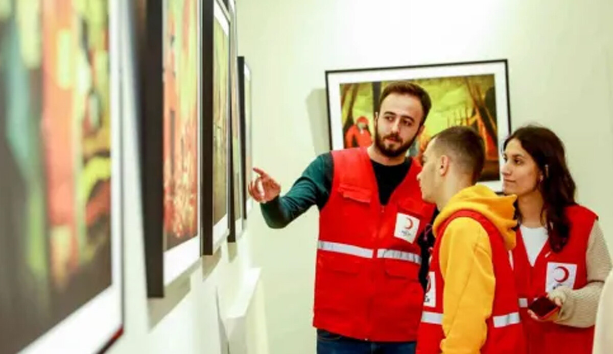 'Kırmızı Yelekliler' sanata ilham verdi 'Kırmızı Yelekliler' sanata ilham verdi