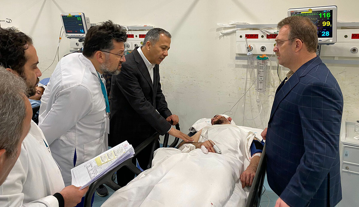 Cumhurbaşkanı Yardımcısı Oktay, Bakan Soylu ve Vali Yerlikaya'dan İstanbul'daki patlamada yaralananlara ziyaret Cumhurbaşkanı Yardımcısı Oktay, Bakan Soylu ve Vali Yerlikaya'dan İstanbul'daki patlamada yaralananlara ziyaret