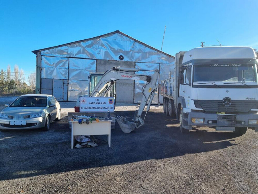 İş makineleri ile define arayışı jandarmanın baskını ile son buldu