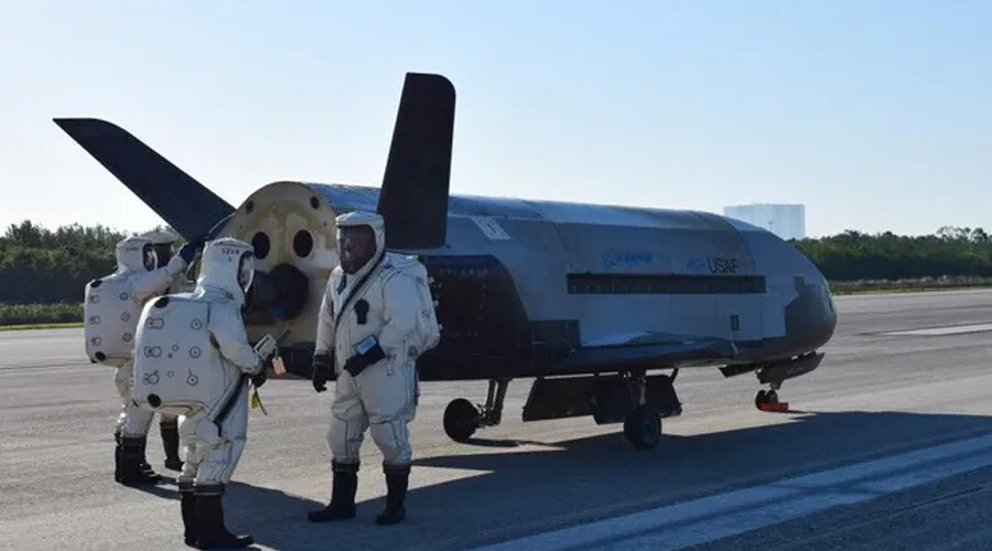 ABD Uzay Komutanlığının 'gizli' uzay savaş uçağı X-37B rekor kırarak Dünya'ya döndü ABD Uzay Komutanlığının 'gizli' uzay savaş uçağı X-37B rekor kırarak Dünya'ya döndü
