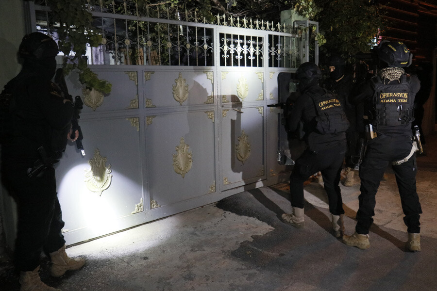 Adana'da PKK'ya operasyon! Şüpheliler gözaltına alındı Adana'da PKK'ya operasyon! Şüpheliler gözaltına alındı