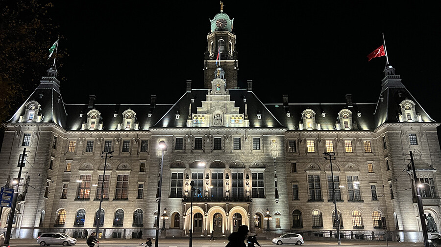 Hollanda'da belediye binasına Türk bayrağı asıldı Hollanda'da belediye binasına Türk bayrağı asıldı