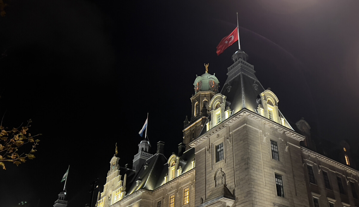 Hollanda'da belediye binasına Türk bayrağı asıldı Hollanda'da belediye binasına Türk bayrağı asıldı