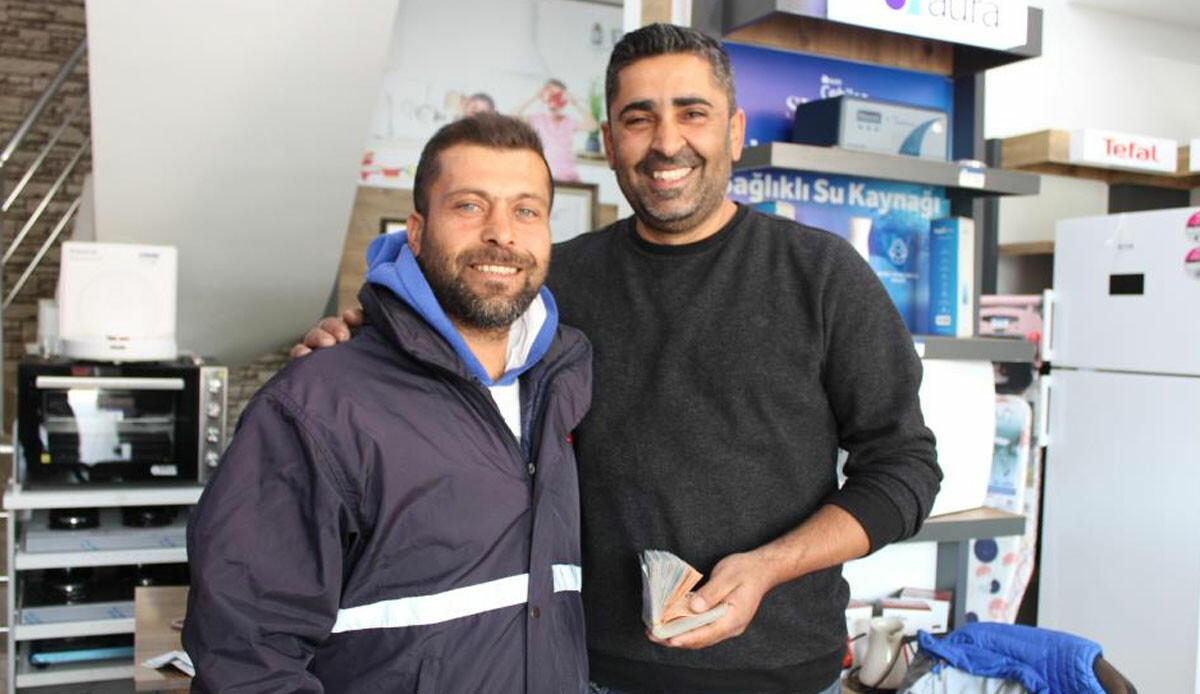 Aydın'da Türkiye Gazetesi'nin dağıtıcısından örnek hareket: Binlerce liranın sahibini dedektif gibi araştırdı ve teslim etti Aydın'da Türkiye Gazetesi'nin dağıtıcısından örnek hareket: Binlerce liranın sahibini dedektif gibi araştırdı ve teslim etti