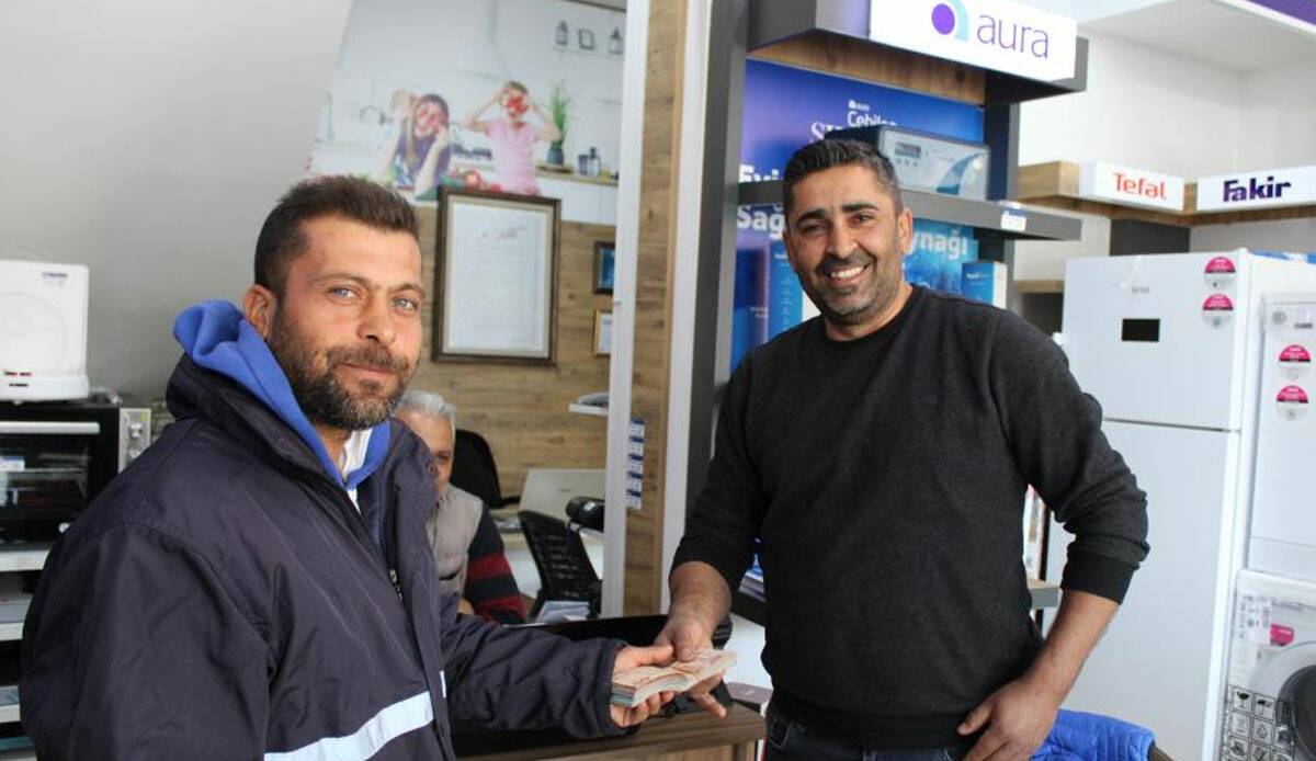 Aydın'da Türkiye Gazetesi'nin dağıtıcısından örnek hareket: Binlerce liranın sahibini dedektif gibi araştırdı ve teslim etti Aydın'da Türkiye Gazetesi'nin dağıtıcısından örnek hareket: Binlerce liranın sahibini dedektif gibi araştırdı ve teslim etti