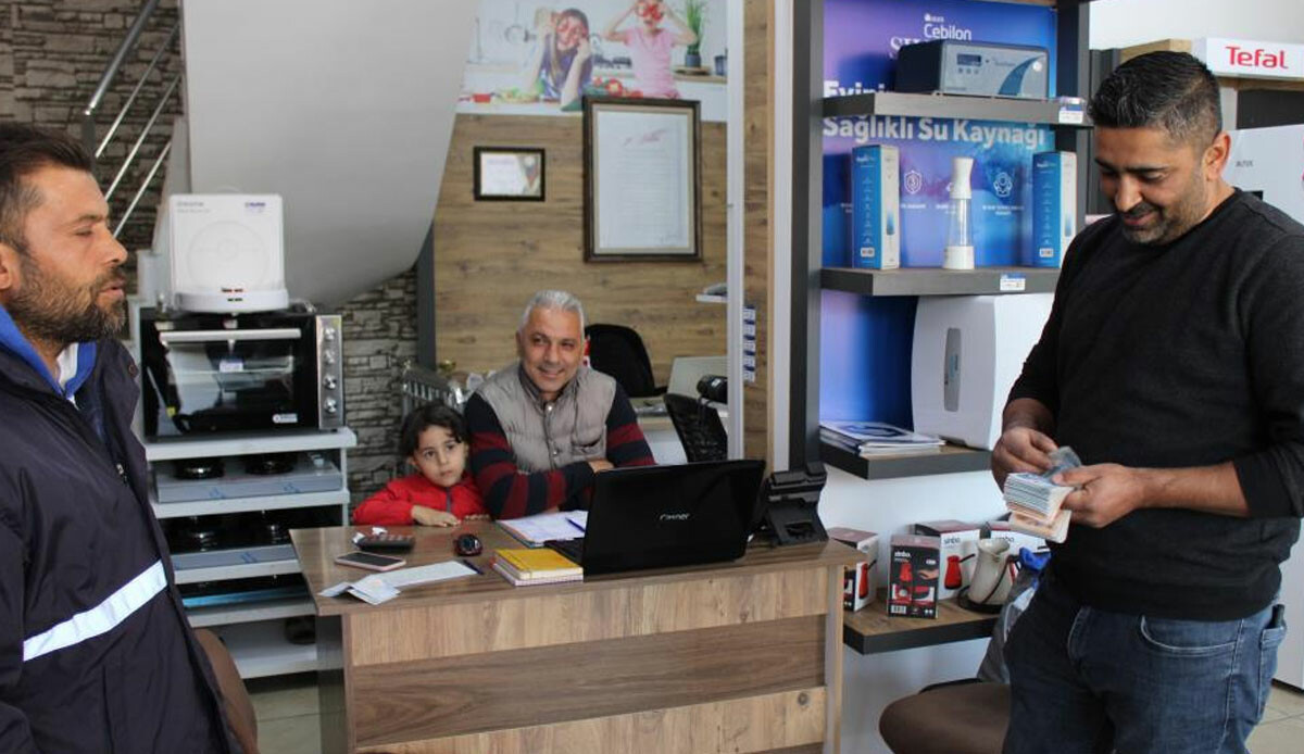 Aydın'da Türkiye Gazetesi'nin dağıtıcısından örnek hareket: Binlerce liranın sahibini dedektif gibi araştırdı ve teslim etti Aydın'da Türkiye Gazetesi'nin dağıtıcısından örnek hareket: Binlerce liranın sahibini dedektif gibi araştırdı ve teslim etti