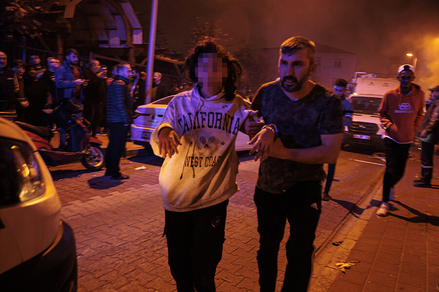 Fatih'te bir evde doğalgaz patladı, 10 kişi yaralandı Fatih'te bir evde doğalgaz patladı, 10 kişi yaralandı