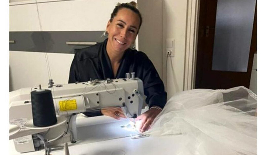 Dansözlüğü bırakıp moda sektörüne giriş yapan Asena ilk defilesinde gözyaşlarına boğuldu Dansözlüğü bırakıp moda sektörüne giriş yapan Asena ilk defilesinde gözyaşlarına boğuldu