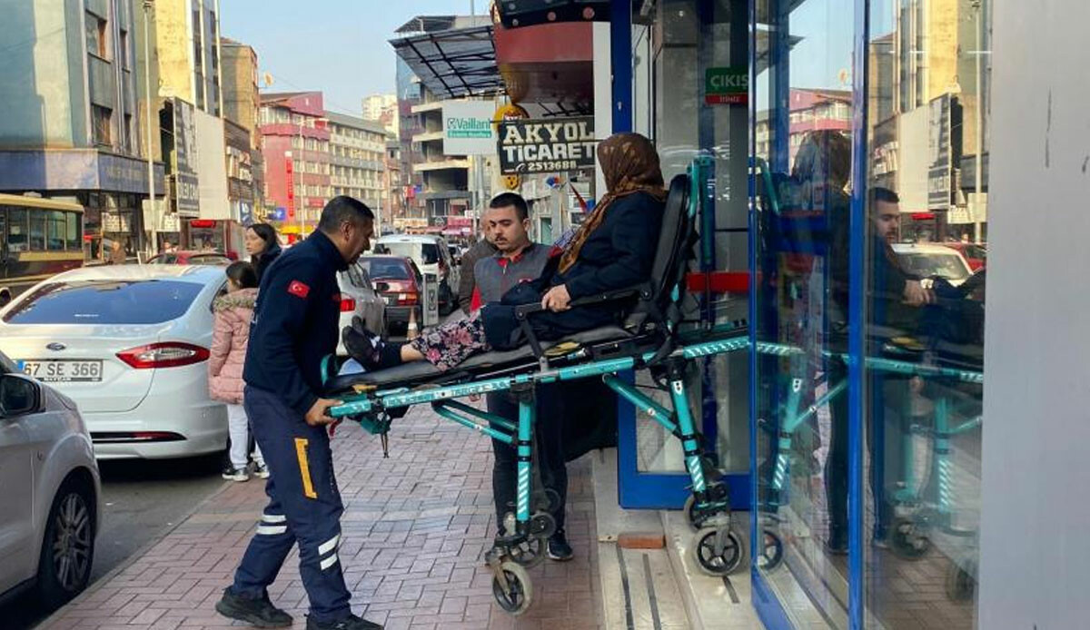 Akıllara durgunluk veren olay! Alışveriş sevdasına hiçbir şey engel olamadı: Aracın çarptığı kadın kalkıp markete girdi Akıllara durgunluk veren olay! Alışveriş sevdasına hiçbir şey engel olamadı: Aracın çarptığı kadın kalkıp markete girdi