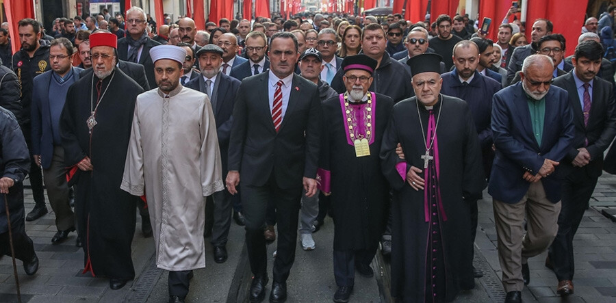 AK Parti Sözcüsü Ömer Çelik'ten Taksim yorumu:  Bir ve beraber oluşumuz dünyaya mükemmel bir mesaj verdi