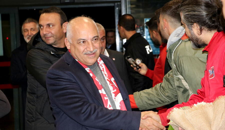 A Milli Takım'a Gaziantep'te baklavalı karşılama... Güneydoğu turunun 2. maç Çekya ile... A Milli Takım'a Gaziantep'te baklavalı karşılama... Güneydoğu turunun 2. maç Çekya ile...