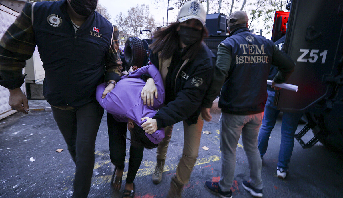 İstiklal Caddesi'ndeki terör saldırısının şüphelileri adliyeye sevk edildi İstiklal Caddesi'ndeki terör saldırısının şüphelileri adliyeye sevk edildi