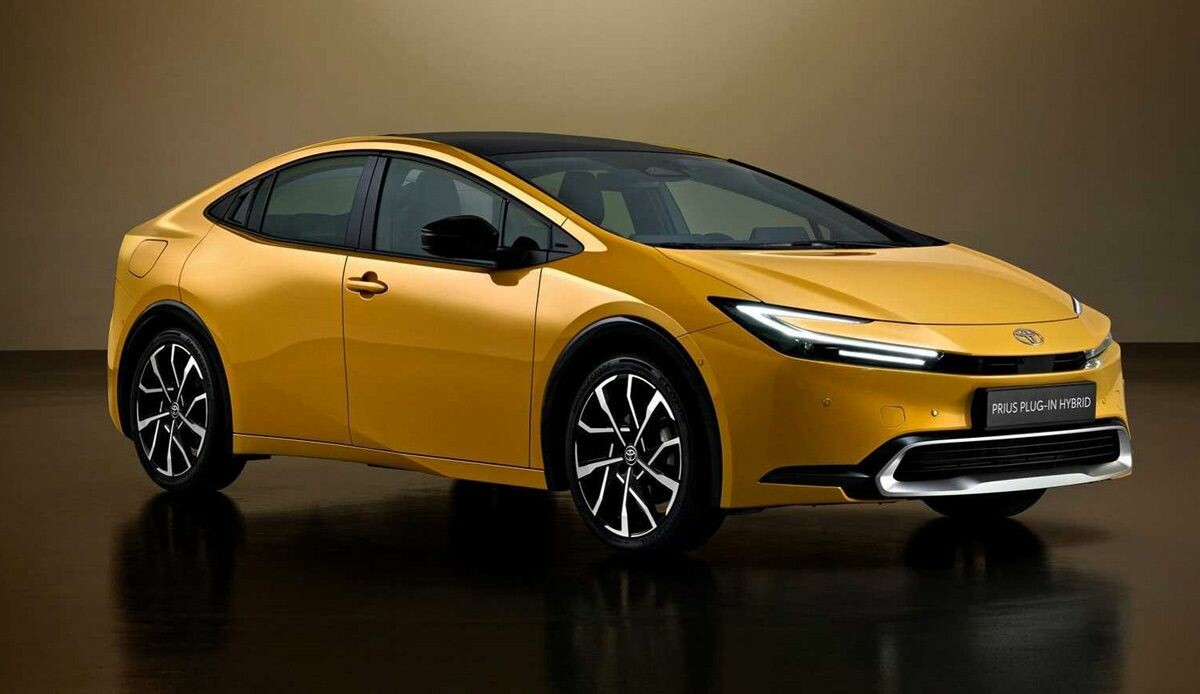 Otomobil pazarını altüst etmesi beklenen Toyota Prius tanıtıldı: Tavanındaki güneş enerjisiyle kilometrelerce yol gidecek