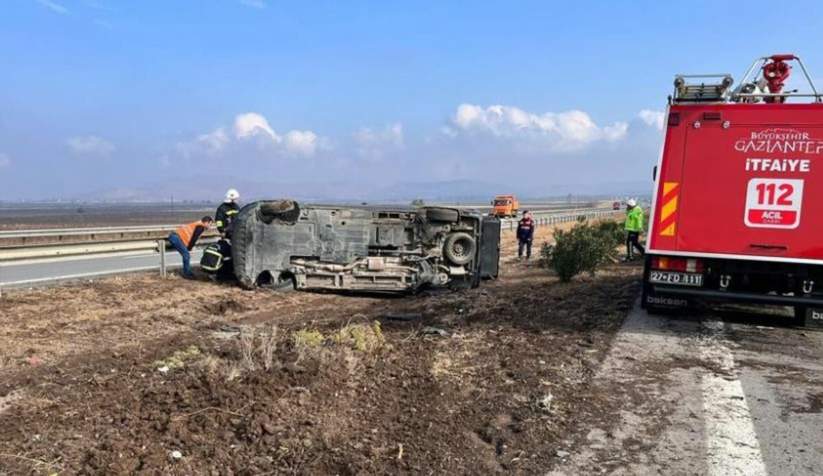Gaziantep'te düğüne giden minibüs yoldan çıktı! Ölü ve yaralılar var Gaziantep'te düğüne giden minibüs yoldan çıktı! Ölü ve yaralılar var