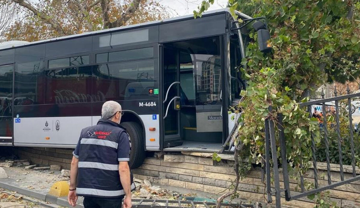 Son dakika: Kadıköy'de kontrolden çıkan metrobüs duvara çarptı! Ekipler sevk edildi