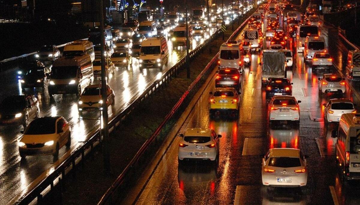 Sağanak alarmının ardından İstanbul’da trafik kilitlendi! Yoğunluk yüzde 90 Sağanak alarmının ardından İstanbul’da trafik kilitlendi! Yoğunluk yüzde 90