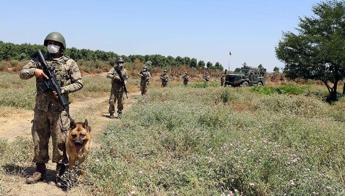 Yunanistan'a kaçak geçmeye çalışan 3'ü PKK'lı 19 kişi yakalandı Yunanistan'a kaçak geçmeye çalışan 3'ü PKK'lı 19 kişi yakalandı
