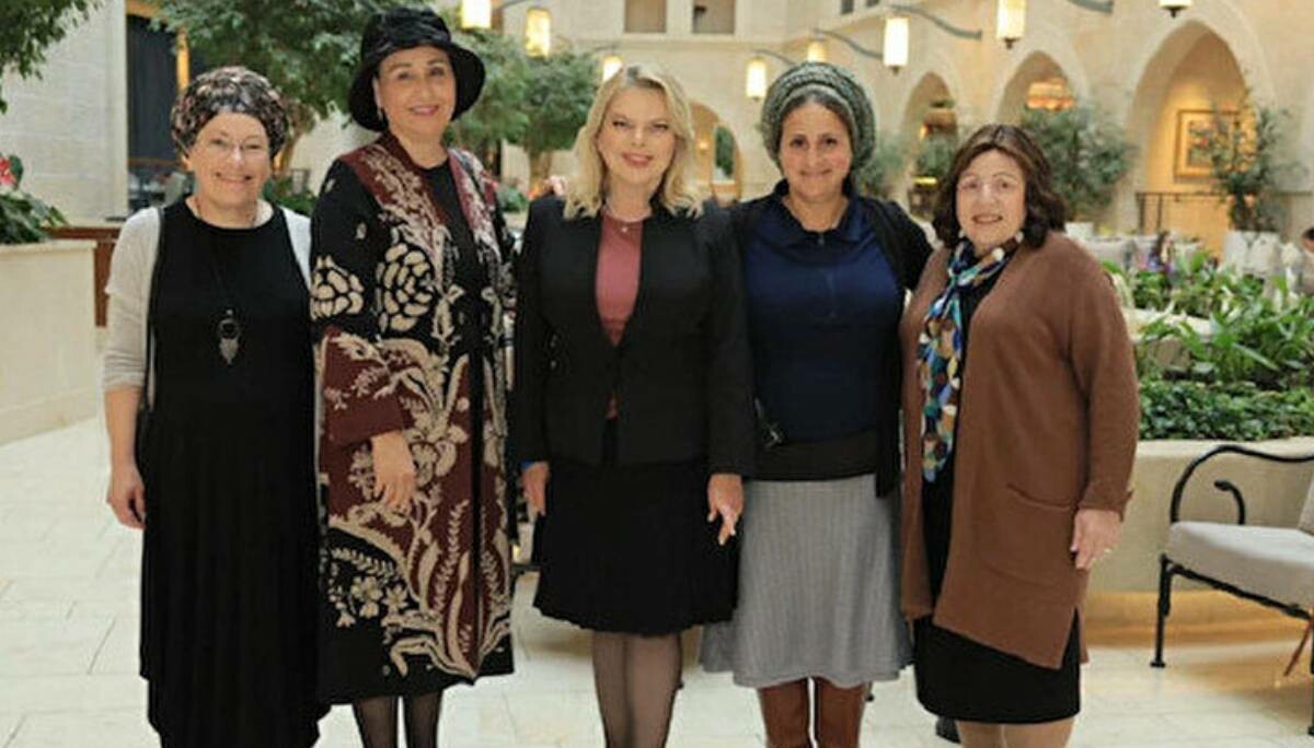 İsrail, sağcı milletvekilinin eşini konuşuyor: Toplantıya belindeki silahla katıldı İsrail, sağcı milletvekilinin eşini konuşuyor: Toplantıya belindeki silahla katıldı