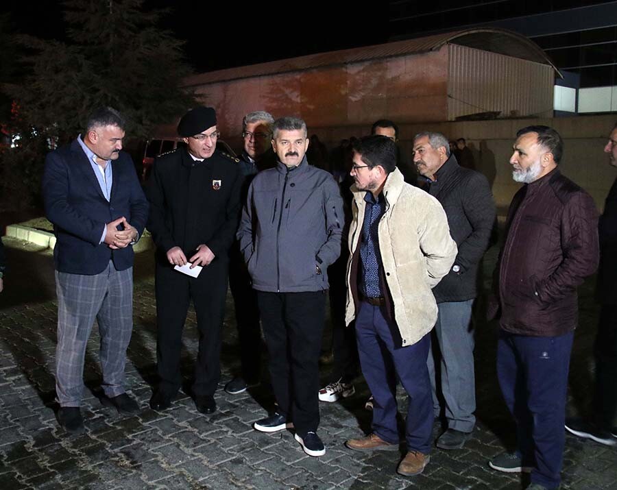 Uşak'ta bir depoda yangın çıktı, çok sayıda ekip saatlerdir müdahale ediyor