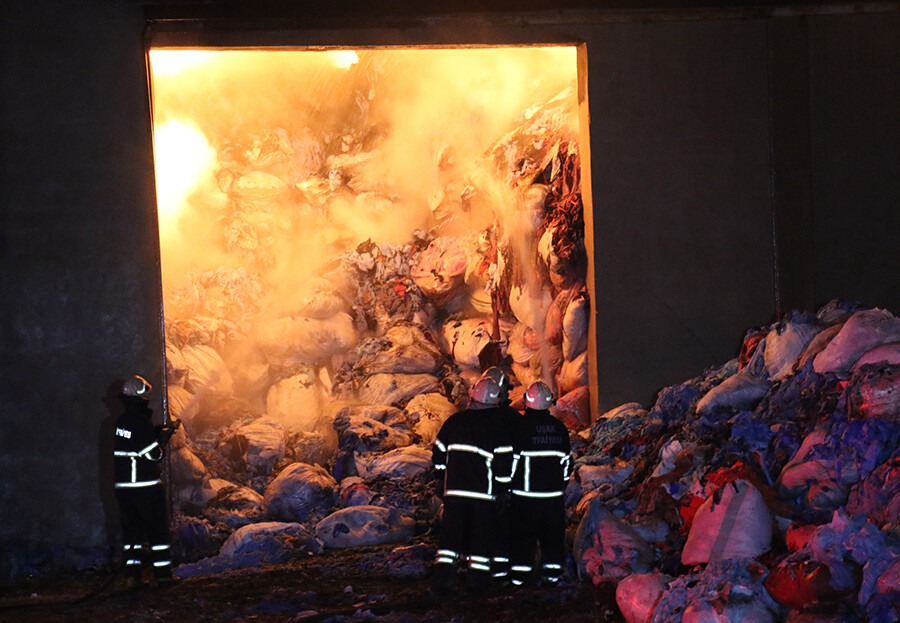 Uşak'ta bir depoda yangın çıktı, çok sayıda ekip saatlerdir müdahale ediyor