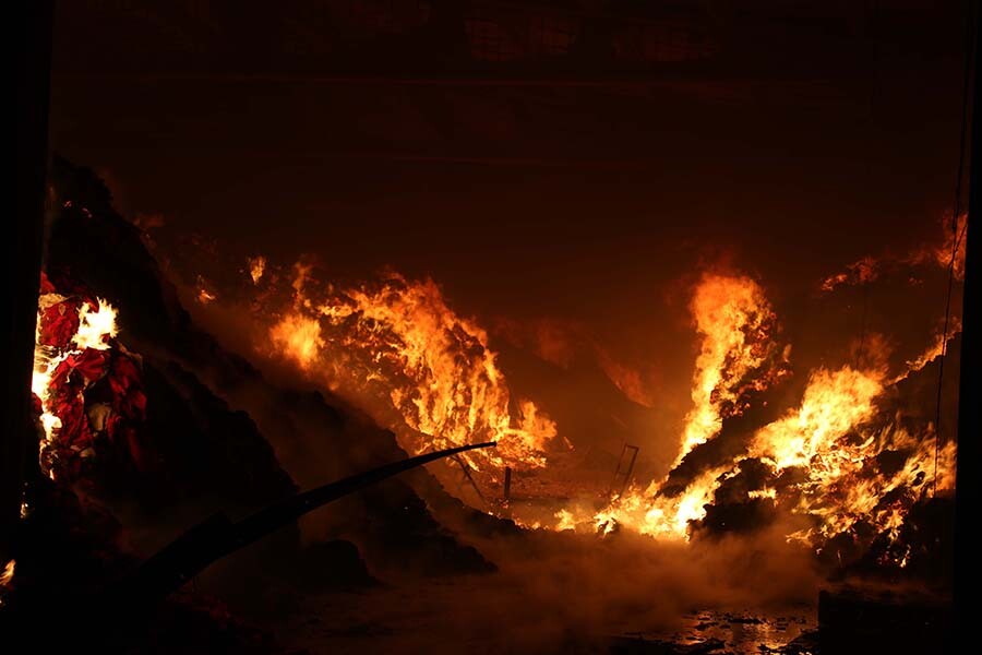Uşak'ta bir depoda yangın çıktı, çok sayıda ekip saatlerdir müdahale ediyor