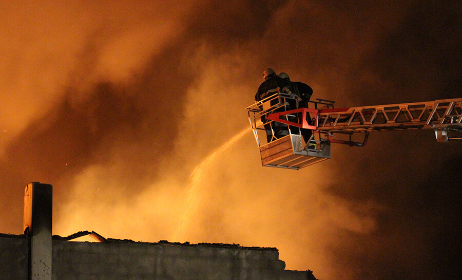 Uşak'ta bir depoda yangın çıktı, çok sayıda ekip saatlerdir müdahale ediyor