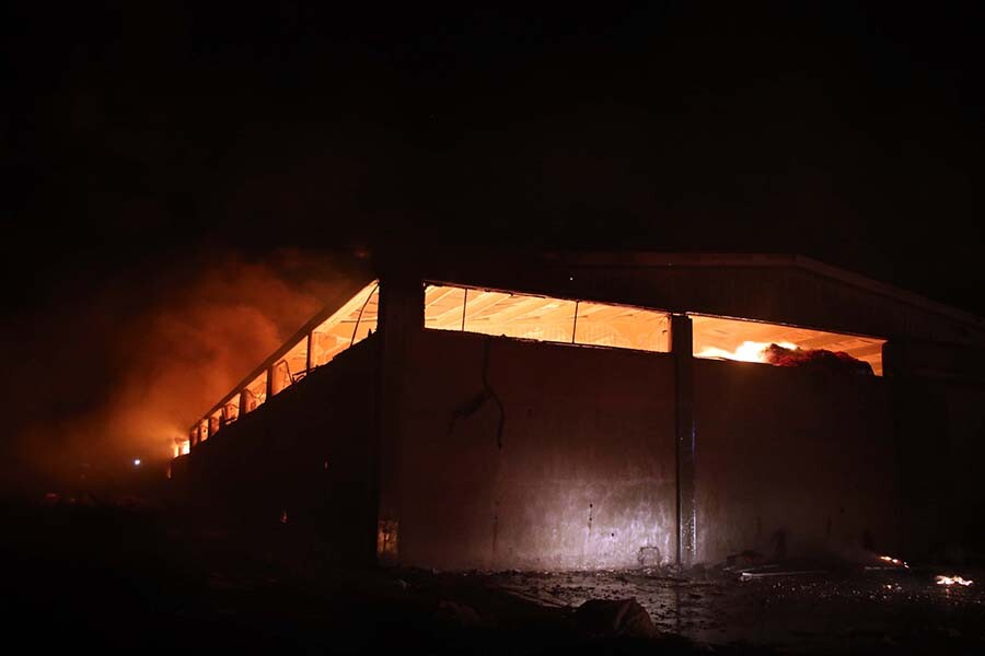 Uşak'ta bir depoda yangın çıktı, çok sayıda ekip saatlerdir müdahale ediyor