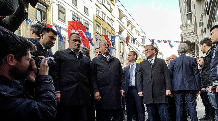 Dışişleri Bakanı Çavuşoğlu'ndan 'New York Times' tepkisi: Çifte standardı ve ikiyüzlülüğü sergilemeye devam ediyorlar Dışişleri Bakanı Çavuşoğlu'ndan 'New York Times' tepkisi: Çifte standardı ve ikiyüzlülüğü sergilemeye devam ediyorlar