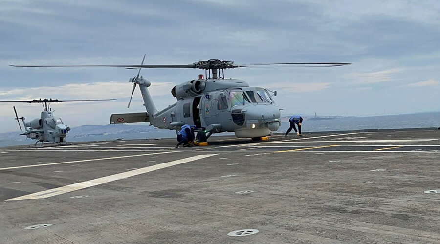 MSB ‘Asil milletimizi gururlandıracak fotoğraf’ diyerek duyurdu: Deniz Kuvvetleri'nin helikopterleri LHD ANADOLU Gemisi'ne konuşlandı MSB ‘Asil milletimizi gururlandıracak fotoğraf’ diyerek duyurdu: Deniz Kuvvetleri'nin helikopterleri LHD ANADOLU Gemisi'ne konuşlandı