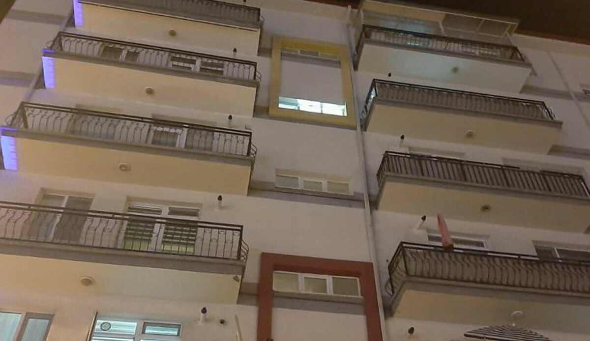 Yaşlı kadın pencereden balkona geçmeye çalışırken korkunç şekilde can verdi Yaşlı kadın pencereden balkona geçmeye çalışırken korkunç şekilde can verdi