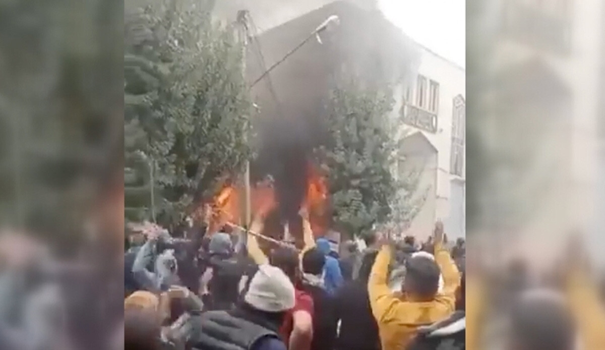 Mahsa Emini protestolarında gerilimi artıracak iddia: Humeyni'nin baba evini ateşe verdiler Mahsa Emini protestolarında gerilimi artıracak iddia: Humeyni'nin baba evini ateşe verdiler